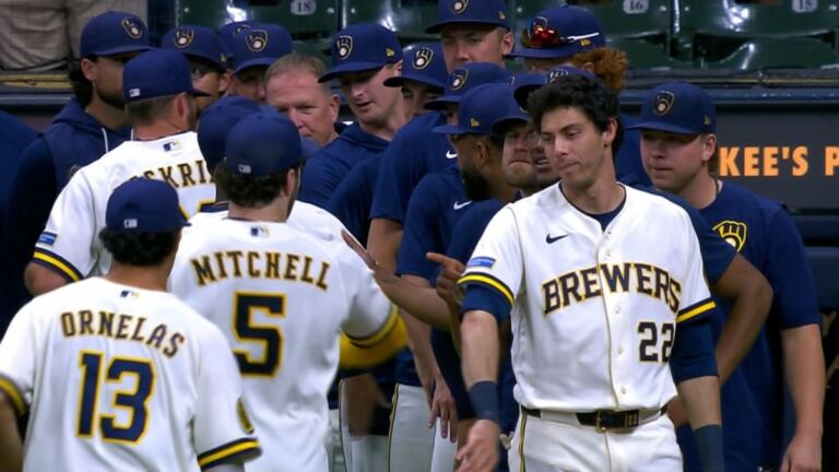 Brewers iguala récord moderno de blanqueada más abultada al humillar a Mariners 1 En la foto, los Milwaukee Brewers celebran la paliza a los Merineros