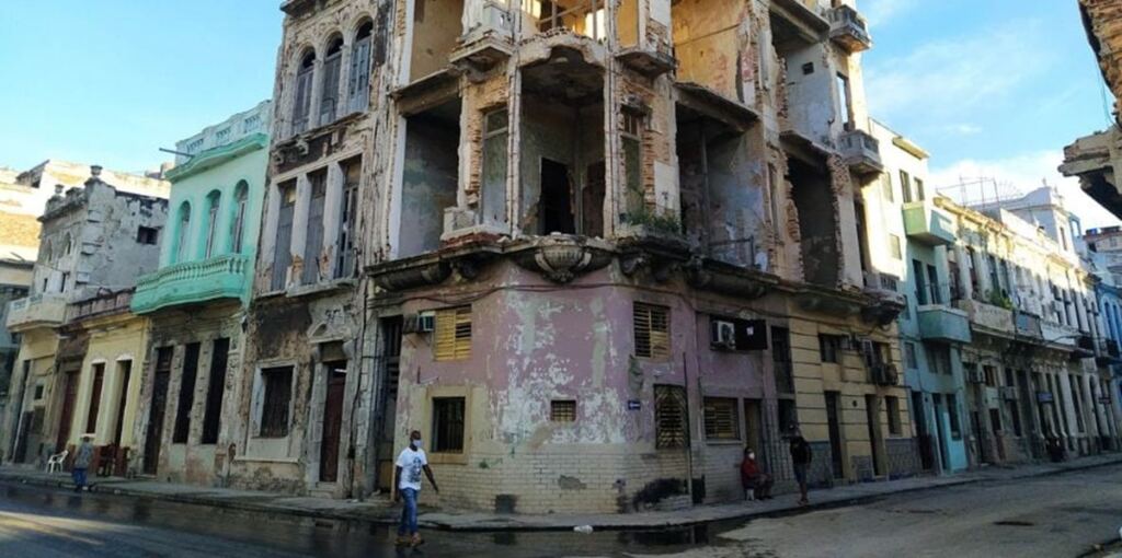 En la foto, La Habana en ruinas sin que haya caído una bomba