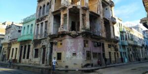 En la foto, La Habana en ruinas sin que haya caído una bomba