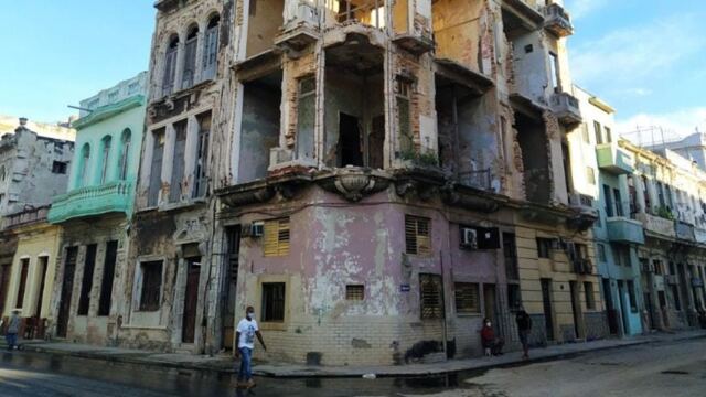 En la foto, La Habana en ruinas sin que haya caído una bomba