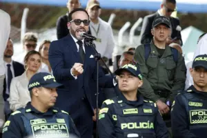 En la foto, el presidente de Colombia, Abelardo de la Espriella, durante el desfile militar del Día de la Independencia, en Medellín