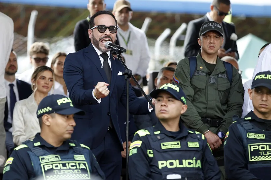 En la foto, el presidente de Colombia, Abelardo de la Espriella, durante el desfile militar del Día de la Independencia, en Medellín
