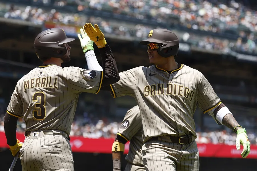 La MLB aprueba la venta de los Padres de San Diego al grupo liderado por José E. Feliciano 3 En la foto, los jugadores Manny Machado (d) y Jackson Merrill de los Padres de San Diego, en San Francisco