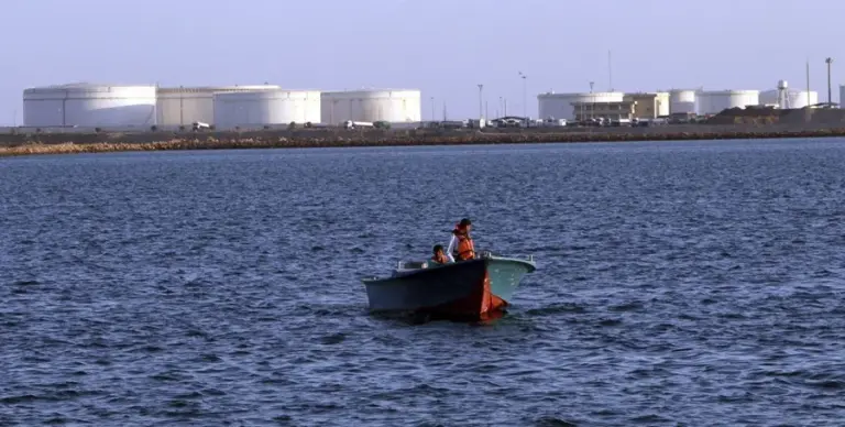 Dos buques de la petrolera emiratí atacados por Irán al cruzar el estrecho de Ormuz 1 En la foto, Una embarcación de los servicios de seguridad vigila en la dársena de Kalntari, en el mar de Omán, cerca del estrecho de Ormuz