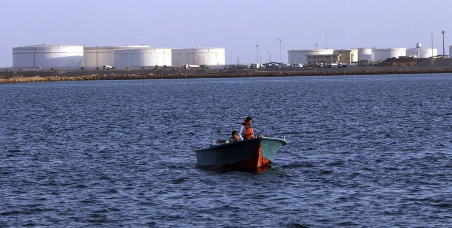 Dos buques de la petrolera emiratí atacados por Irán al cruzar el estrecho de Ormuz 3 En la foto, Una embarcación de los servicios de seguridad vigila en la dársena de Kalntari, en el mar de Omán, cerca del estrecho de Ormuz