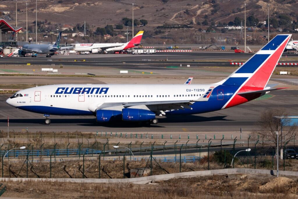En la foto, el IL-96 300 de Cubana que permanece en Rusia