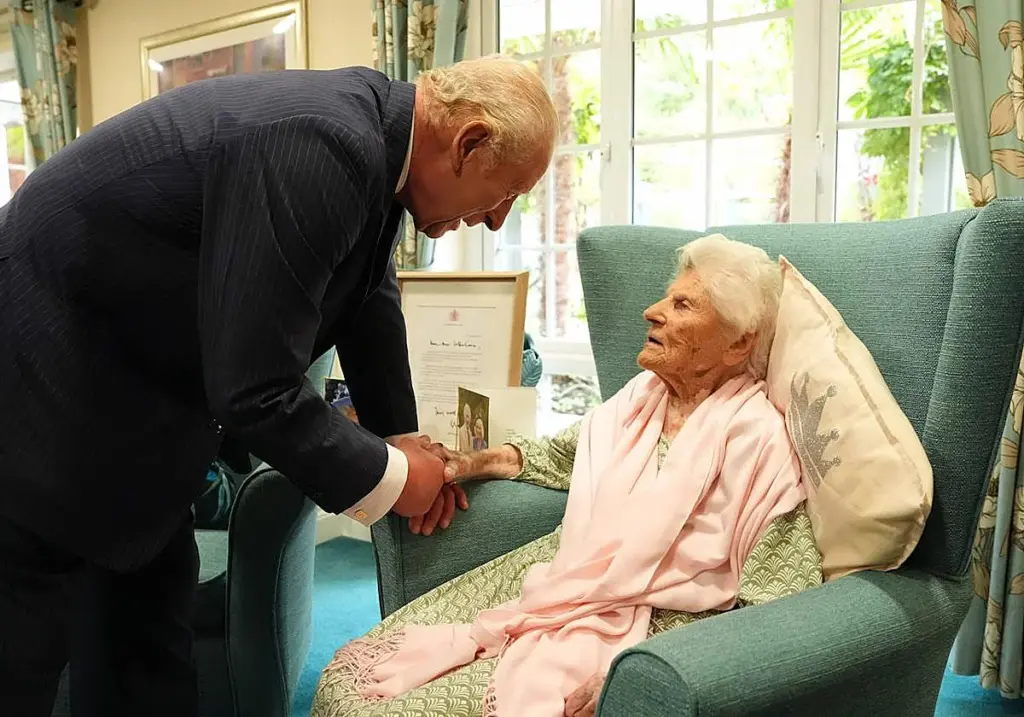 En la foto, la británica Ethel Caterham y el rey Carlos