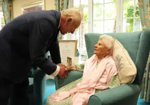 En la foto, la británica Ethel Caterham y el rey Carlos
