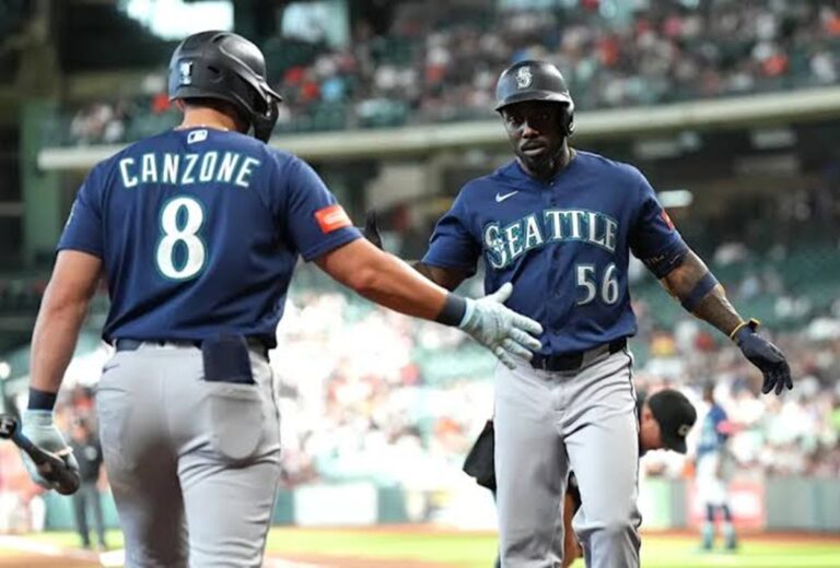 Raleigh y Arozarena conectan jonrones y Mariners aguantan para superar a Astros 3 En la foto, Canzone felicita a Arozarena tras jonrón del cubano