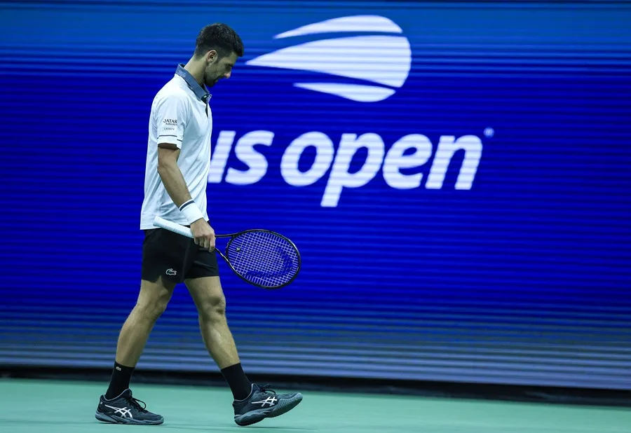 En la foto, Novak Djokovic, de Serbia, reacciona durante su partido contra Mariano Navone, de Argentina, en la primera ronda individual masculina del Abierto de EE.UU., en Nueva York