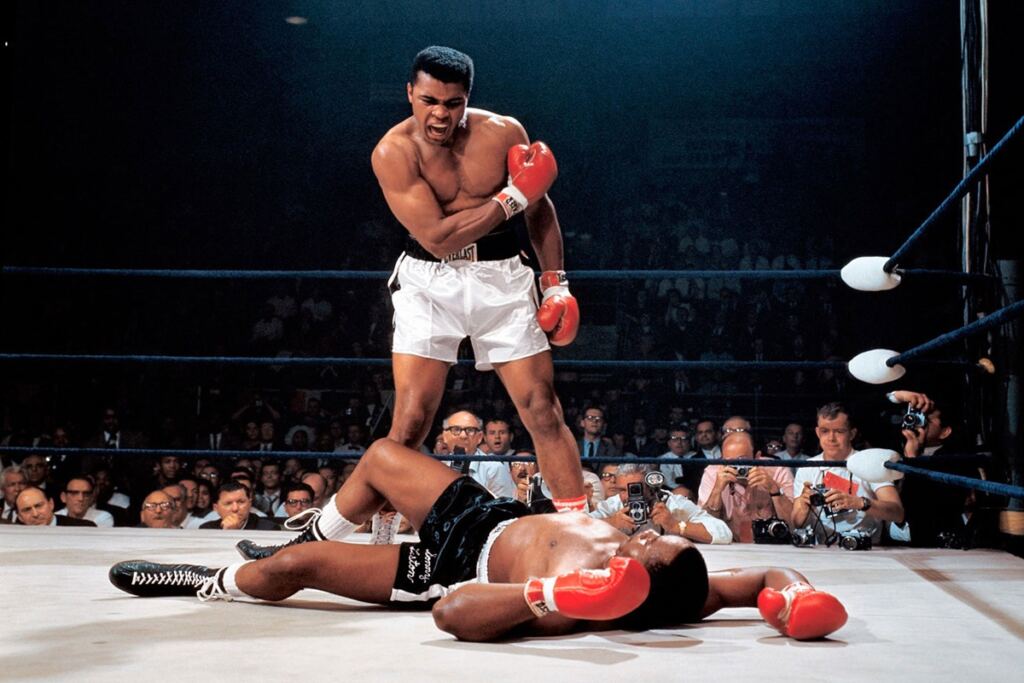 Díaz-Canel y el arte de salir en la foto con el pie 2 En la foto, el excampeón mundial de peso pesado Muhammad Ali reta a Sonny Liston, que permanece noqueado en la lona