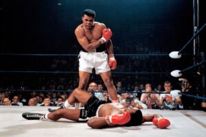 En la foto, el excampeón mundial de peso pesado Muhammad Ali reta a Sonny Liston, que permanece noqueado en la lona