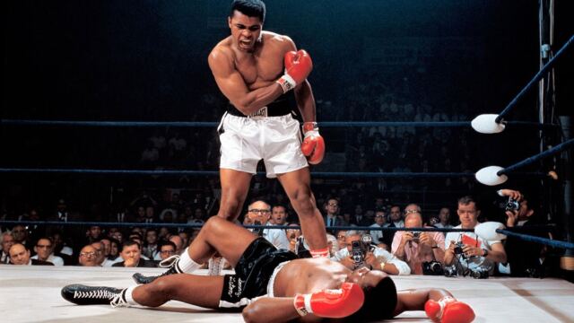 En la foto, el excampeón mundial de peso pesado Muhammad Ali reta a Sonny Liston, que permanece noqueado en la lona
