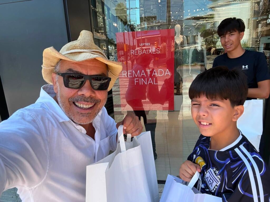 En la foto, el autor y sus hijos de compras