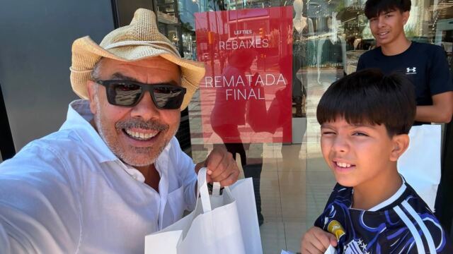 En la foto, el autor y sus hijos de compras