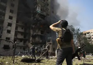 En la foto, Edificio de viviendas en la ciudad de Kramatorsk alcanzado en un ataque ruso