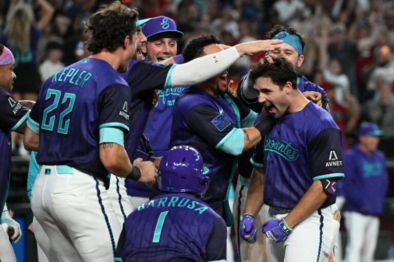 Ryan Waldschmidt pegó espectacular jonrón para dejar al campo a Dodgers, que caen por séptima vez en línea 3 En la foto, jugadores de los D-Backs celebran triunfo ante Dodgers