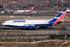 En la foto, el IL-96 300 de Cubana que permanece en Rusia
