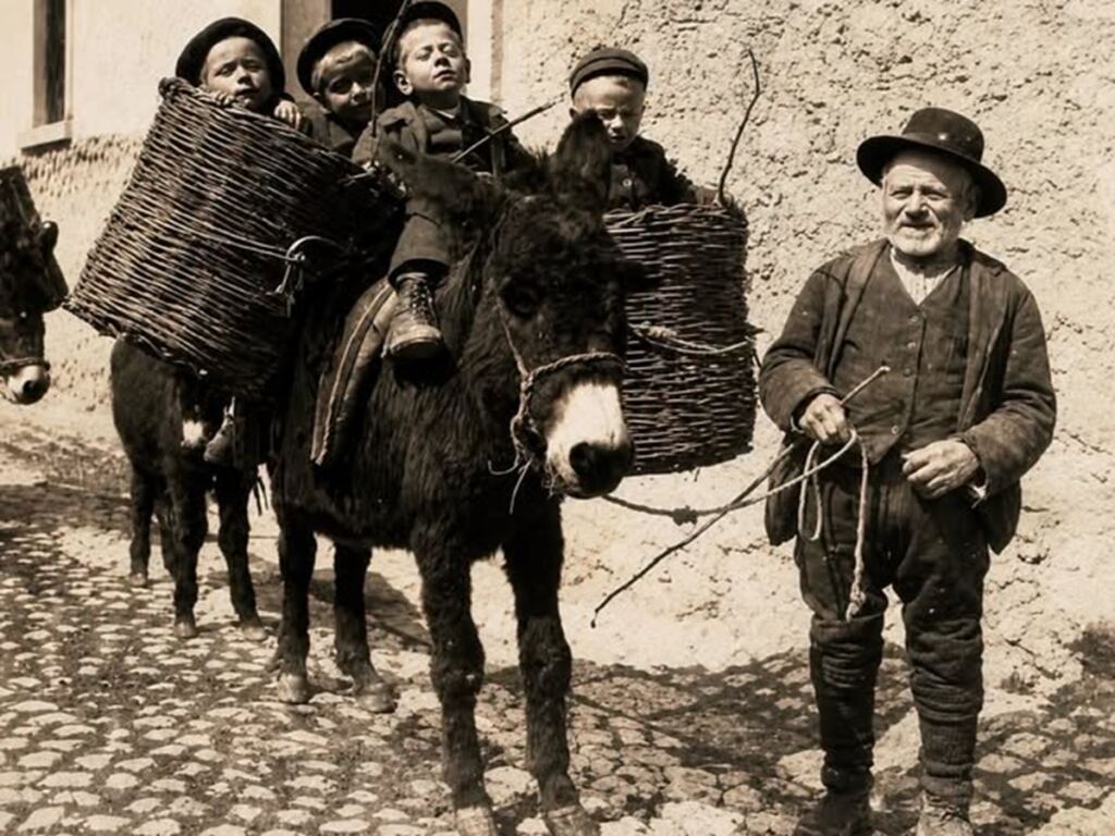 En la foto, Giovanni Colantoni con niños camino a la escuela