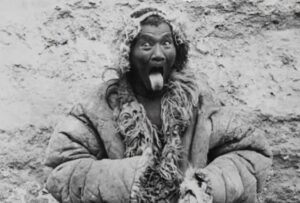 En la foto, un tibetano sacando la lengua