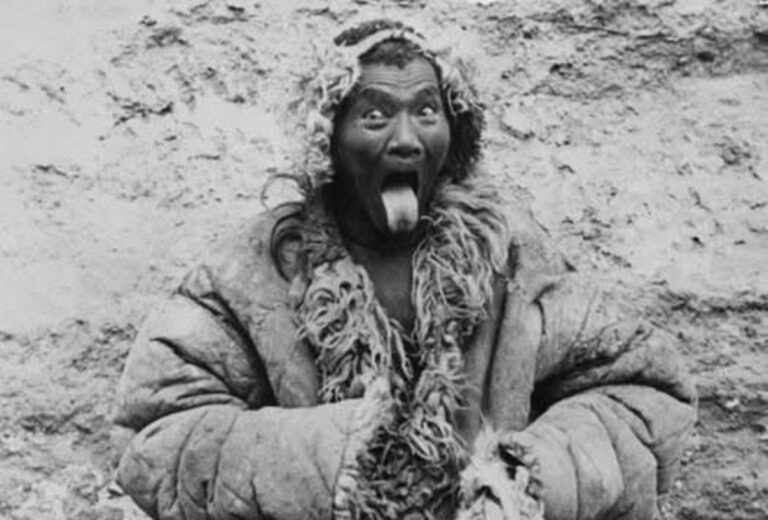 En la foto, un tibetano sacando la lengua