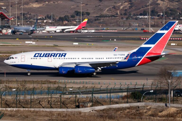 En la foto, el IL-96 300 de Cubana que permanece en Rusia