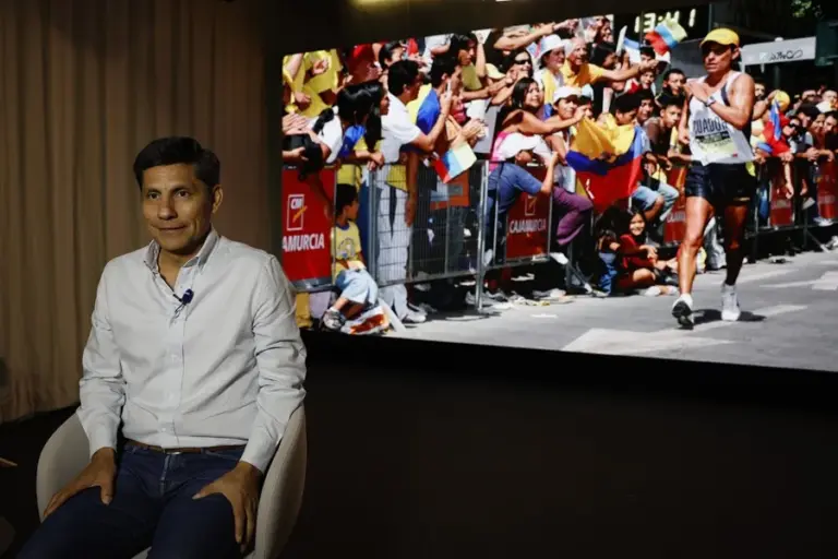 En la foto, El ecuatoriano Jefferson Pérez durante una entrevista