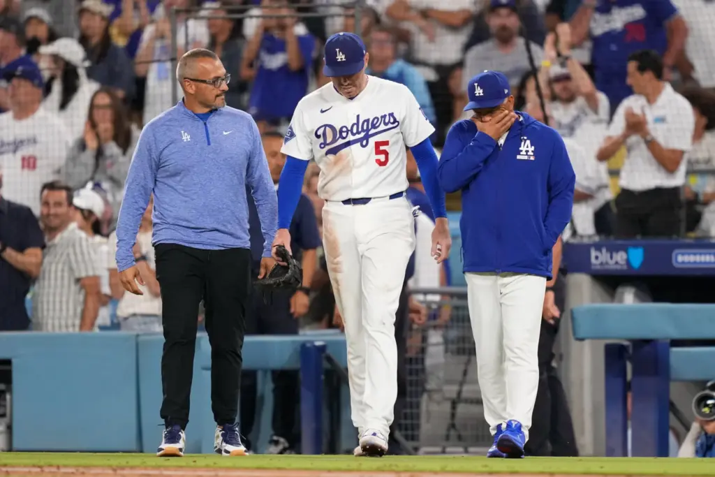 En la foto, Freeman con el médico de los Dodgers y Dave Roberts