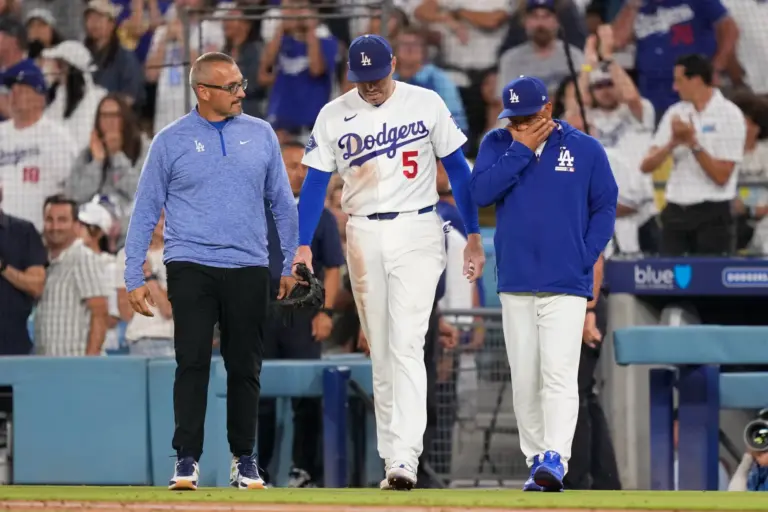 En la foto, Freeman con el médico de los Dodgers y Dave Roberts