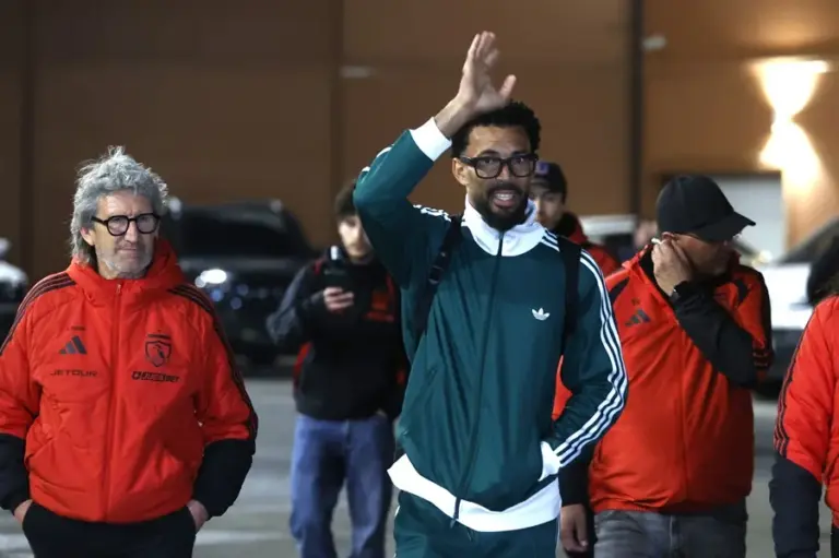 En la foto, El portero titular de la selección de Cabo Verde, Josimar José Évora Dias 'Vozinha' saluda a su llegada este domingo, en el aeropuerto Arturo Merino Benítez en Santiago (Chile)