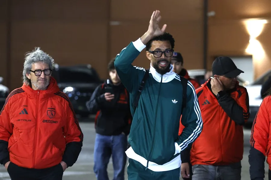 En la foto, El portero titular de la selección de Cabo Verde, Josimar José Évora Dias 'Vozinha' saluda a su llegada este domingo, en el aeropuerto Arturo Merino Benítez en Santiago (Chile)
