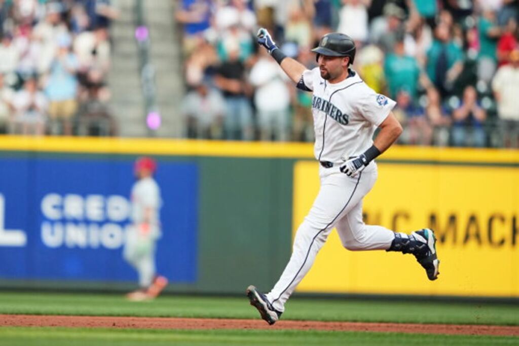 Raleigh sigue con su racha de jonrones, Kirby poncha a 9 y Mariners vencen a Phillies 2 En la foto, Cal Raleigh