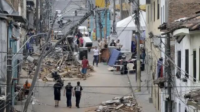 Aumenta a 294 el número de muertos y a 320 el de desaparecidos por el terremoto en Colombia 1 Personas caminan frente a edificaciones afectadas por el terremoto de magnitud 7,4, en Pereira