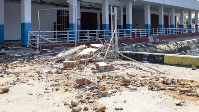 En la foto, Un edificio dañado en el puerto de Maumere tras un terremoto de magnitud 7,7 en Maumere, provincia de Nusa Tenggara Oriental (Indonesia)