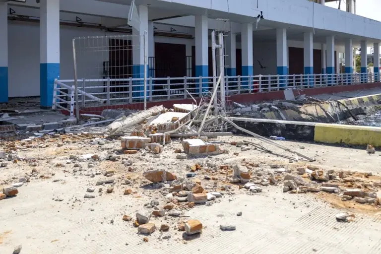En la foto, Un edificio dañado en el puerto de Maumere tras un terremoto de magnitud 7,7 en Maumere, provincia de Nusa Tenggara Oriental (Indonesia)