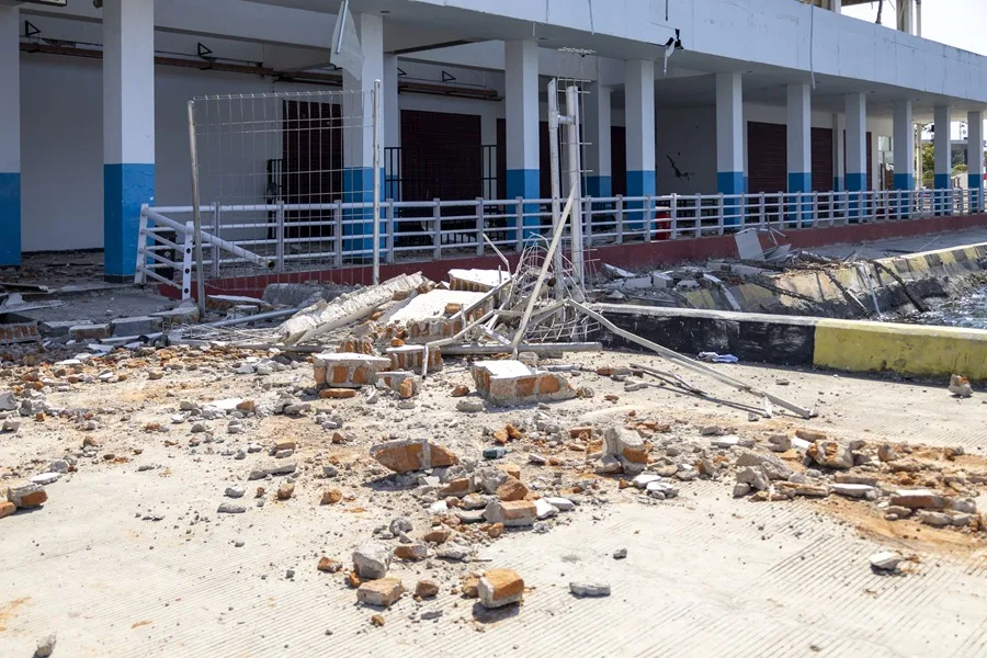 En la foto, Un edificio dañado en el puerto de Maumere tras un terremoto de magnitud 7,7 en Maumere, provincia de Nusa Tenggara Oriental (Indonesia)