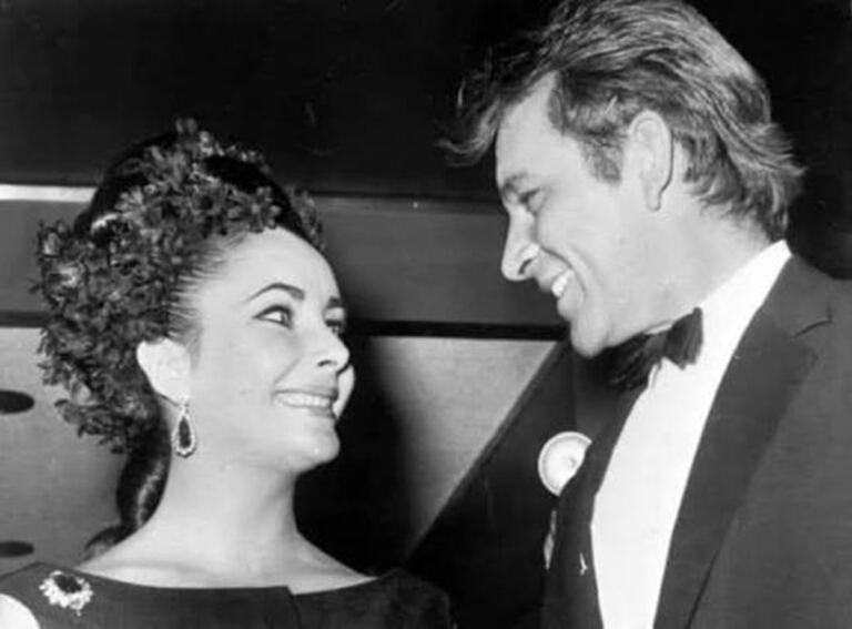 En la foto, Liz Taylor y Richard Burton