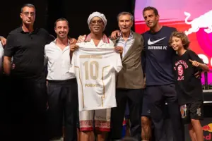 En la foto, El jugador de fútbol Ronaldinho (c) durante su presentación en el Ravenna FC en Rávena (Italia)