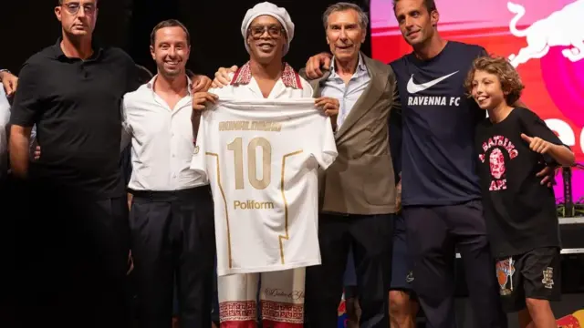 Ronaldinho fue presentado en el Ravenna: “Ganar, es lo que he venido a hacer” 1 En la foto, El jugador de fútbol Ronaldinho (c) durante su presentación en el Ravenna FC en Rávena (Italia)