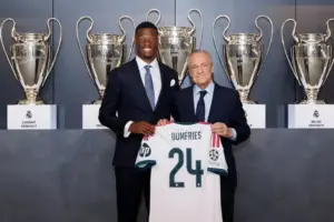 En la foto, Dumfries posa junto a Florentino Pérez tras el acto oficial de bienvenida celebrado este viernes en la Ciudad Real Madrid