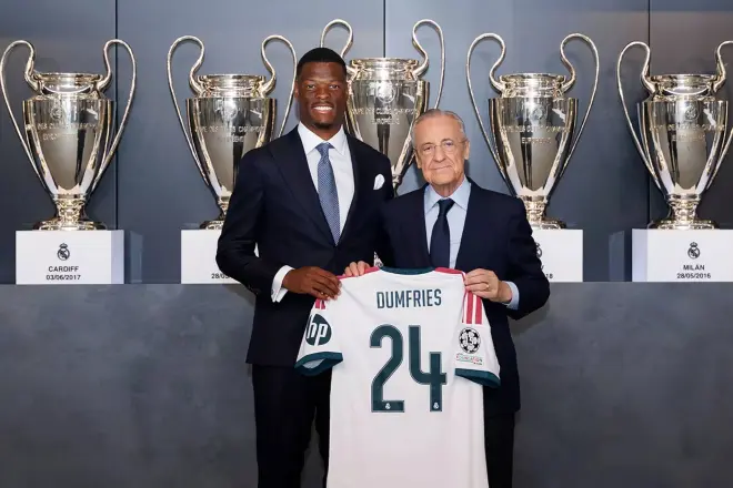 En la foto, Dumfries posa junto a Florentino Pérez tras el acto oficial de bienvenida celebrado este viernes en la Ciudad Real Madrid