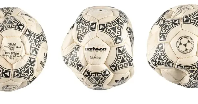 En la foto, Combo de fotografías cedidas por Heritage Auctions donde se aprecia el balón oficial con el que el exfutbolista argentino Diego Armando Maradona convirtió el gol de la "Mano de Dios" para Argentina ante Inglaterra en el Mundial de 1986