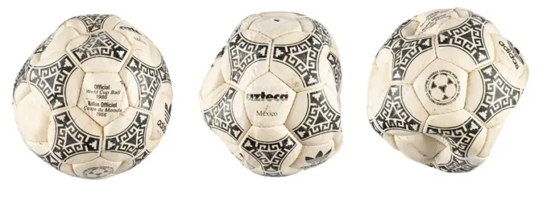 El balón de la «Mano de Dios» de Maradona se subasta por más de 3 millones de dólares 1 En la foto, Combo de fotografías cedidas por Heritage Auctions donde se aprecia el balón oficial con el que el exfutbolista argentino Diego Armando Maradona convirtió el gol de la "Mano de Dios" para Argentina ante Inglaterra en el Mundial de 1986