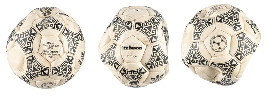 En la foto, Combo de fotografías cedidas por Heritage Auctions donde se aprecia el balón oficial con el que el exfutbolista argentino Diego Armando Maradona convirtió el gol de la "Mano de Dios" para Argentina ante Inglaterra en el Mundial de 1986