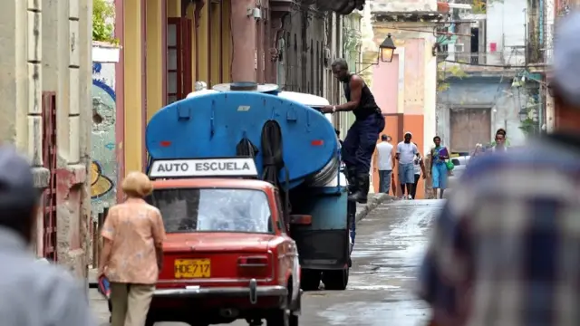 Díaz-Canel reconoce la situación crítica con el suministro de agua potable en La Habana 1 En la foto, un camión cisterna cargado de agua potable, en La Habana