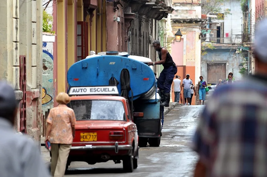 Díaz-Canel reconoce la situación crítica con el suministro de agua potable en La Habana 2 En la foto, un camión cisterna cargado de agua potable, en La Habana