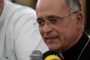 En la foto, el obispo nicaragüense desnacionalizado Silvio Báez en una rueda de prensa