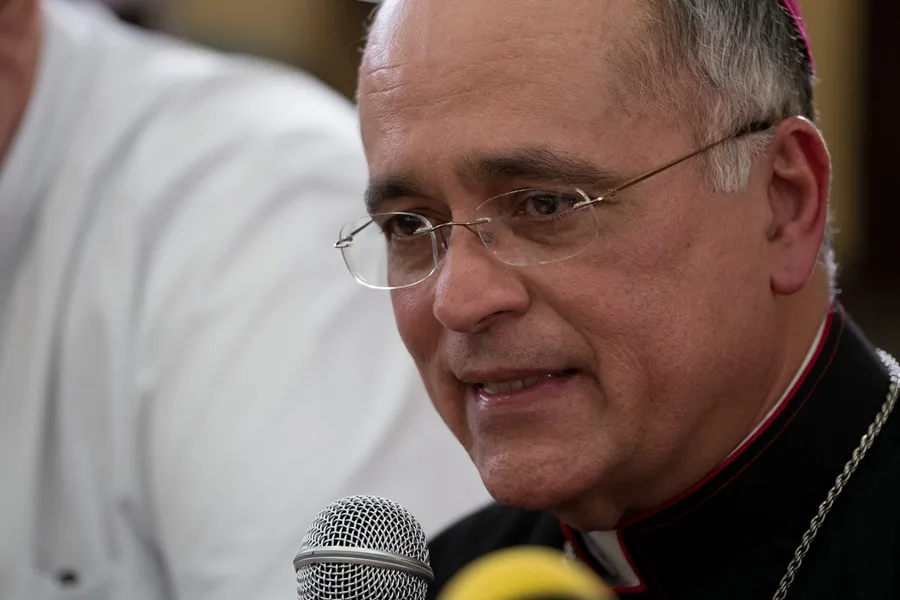 En la foto, el obispo nicaragüense desnacionalizado Silvio Báez en una rueda de prensa