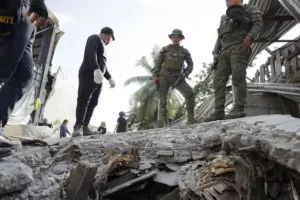 En la foto, Soldados filipinos inspeccionaban los daños cuasado por otro terremoto en la ciudad de General Santos, en el sur de Filipinas, el pasado 9 de junio