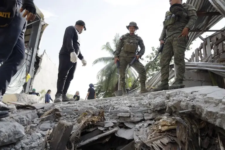 Un terremoto de magnitud 6,3 sacude la isla filipina de Mindanao 1 En la foto, Soldados filipinos inspeccionaban los daños cuasado por otro terremoto en la ciudad de General Santos, en el sur de Filipinas, el pasado 9 de junio